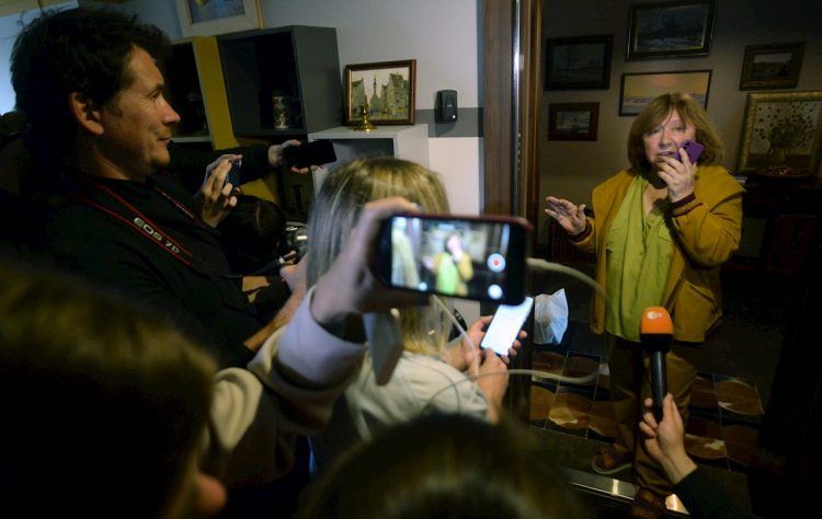 La ganadora del Premio Nobel de Literatura y escritora bielorrusa Svetlana Alexievich habla con periodistas en su casa de Minsk, Bielorrusia, el 9 de septiembre de 2020. Foto: STRINGER/ EFE/EPA.