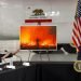El presidente Trump escucha al gobernador Gavin Newsom informarle sobre los incendios que afectan a California, el lunes 14 de septiembre de 2020 en el aeropuerto McClellan de Sacramento, California. Foto: Andrew Harnik/AP.