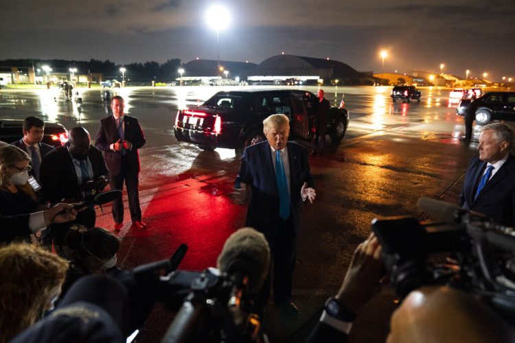 El presidente Donald Trump habla con los reporteros en la Base Andrews de la Fuerza Aérea en Maryland, después de regresar de Latrobe, Pensilvania, la noche del jueves 3 de septiembre de 2020. Foto: Evan Vucci.