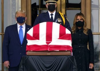 El presidente Donald Trump y la primera dama  Melania Trump rinden tributo a los restos de la jueza Ruth Bader Ginsburg en Washington el 24 de septiembre de 2020.  Foto: J. Scott Applewhite/AP.