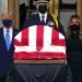 El presidente Donald Trump y la primera dama  Melania Trump rinden tributo a los restos de la jueza Ruth Bader Ginsburg en Washington el 24 de septiembre de 2020.  Foto: J. Scott Applewhite/AP.