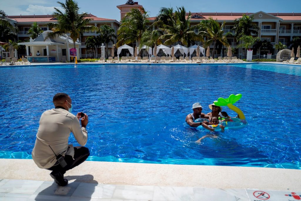 Una familia disfruta de una piscina en un resort, en Punta Cana, República Dominicana. Foto: Francesco Spotorno / EFE / Archivo.