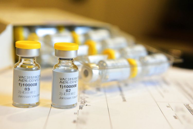 Fotografía de septiembre de 2020 facilitada por Johnson & Johnson que muestra una vacuna de una sola dosis contra el COVID-19 que está siendo desarrollada por la compañía. Foto: Cheryl Gerber/Cortesía de Johnson & Johnson vía AP.