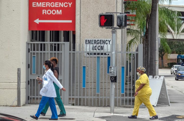 Trabajadores de la salud caminan por el Distrito de Salud en Miami, Florida, EE. UU. Foto: Cristóbal Herrera-Ulashkevich / EFE / Archivo.