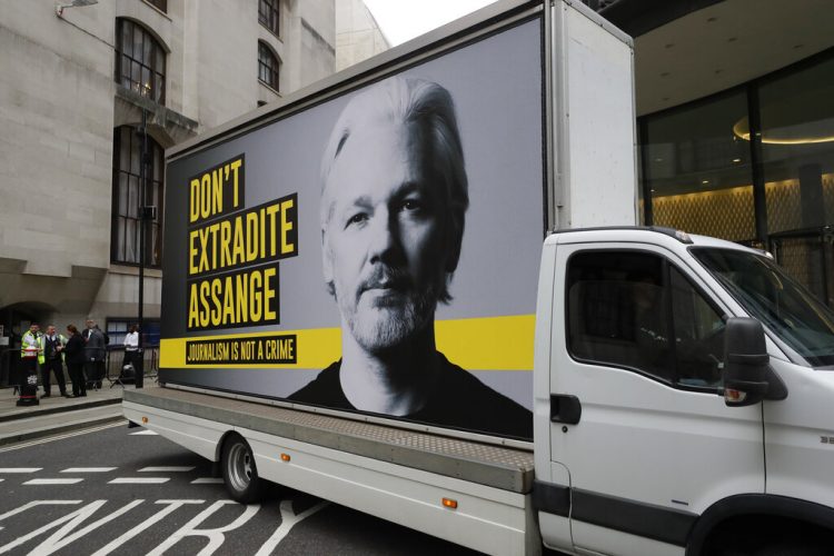 Un camión que porta un cartel con la foto de Julian Assange y la leyenda "No extraditen a Assange" pasa frente a la Corte Penal Central de Londres, martes 8 de septiembre de 2020. Los abogados del fundador de WikiLeaks y los del gobierno estadounidense se enfrentan en un caso de extradición de alta repercusión demorado por la pandemia. Foto: Kirsty Wigglesworth/AP.