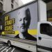Un camión que porta un cartel con la foto de Julian Assange y la leyenda "No extraditen a Assange" pasa frente a la Corte Penal Central de Londres, martes 8 de septiembre de 2020. Los abogados del fundador de WikiLeaks y los del gobierno estadounidense se enfrentan en un caso de extradición de alta repercusión demorado por la pandemia. Foto: Kirsty Wigglesworth/AP.