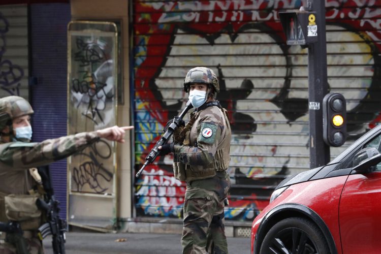 Soldados franceses patrullan por una calle luego de que cuatro personas resultaron heridas en un ataque con cuchillo, cerca de las antiguas oficinas de la revista satírica Charlie Hebdo, en París. Foto: Thibault Camus/AP.