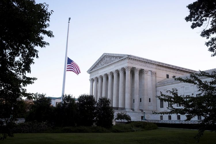 Frente a la Corte Suprema, la bandera de Estados Unidos a media asta en honor a la fallecida jueza estadounidense Ruth Bader Ginsburg, en Washington, DC, Estados Unidos, este 19 de septiembre de 2020. La jueza Ginsburg asumió el cargo el 10 de agosto de 1993 tras un nombramiento del entonces presidente de Estados Unidos, Bill Clinton. Ella era la mayor de los nueve jueces de la Corte Suprema en el momento de su muerte. Foto: MICHAEL REYNOLDS/ EFE/EPA.