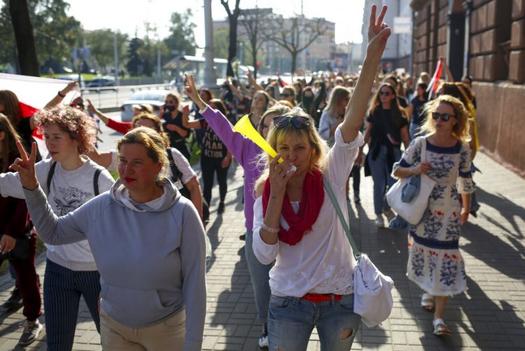 Mujeres asisten a una manifestación opositora en Minsk, Bielorrusia, para protestar contra los resultados oficiales de la elección presidencial, el sábado 26 de septiembre de 2020. Foto: TUT.by/AP.