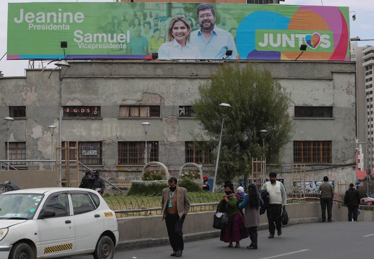 Cartel situado en una avenida céntrica de La Paz, del binomio de Juntos, quienes declinaron este jueves a su candidatura a la presidencia. La presidenta interina, Jeanine Áñez, anunció que retira su candidatura para las elecciones de octubre. . Foto: Martin Alipaz/EFE,