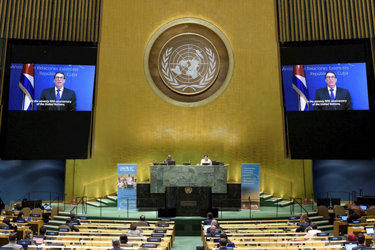 Rodríguez Parrilla, en las pantallas, mientras habla en la Asamblea General de las Naciones Unidas, en Nueva York, Estados Unidos. Ante la pandemia de COVID-19, la 75ª Asamblea General de las Naciones Unidas se realiza de forma virtual. Foto: Manuel Elias / Foto ONU / EFE / EPA.