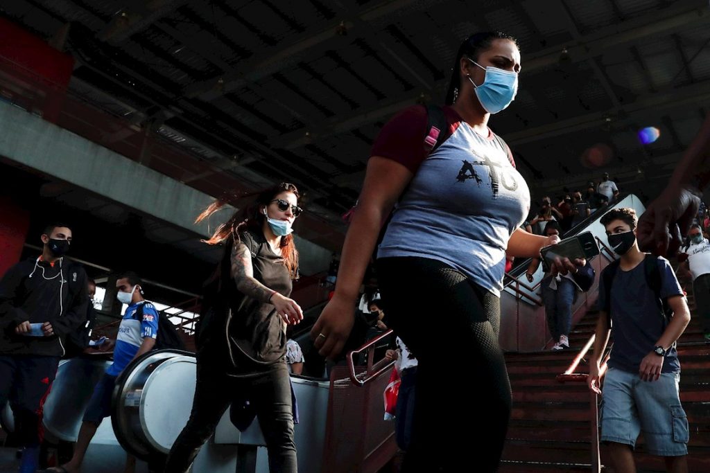 Decenas de personas salen de una estación del metro en el centro de la ciudad de Osasco, en Sao Paulo, Brasil, durante la pandemia de coronavirus. Foto: Sebastiao Moreira / EFE.