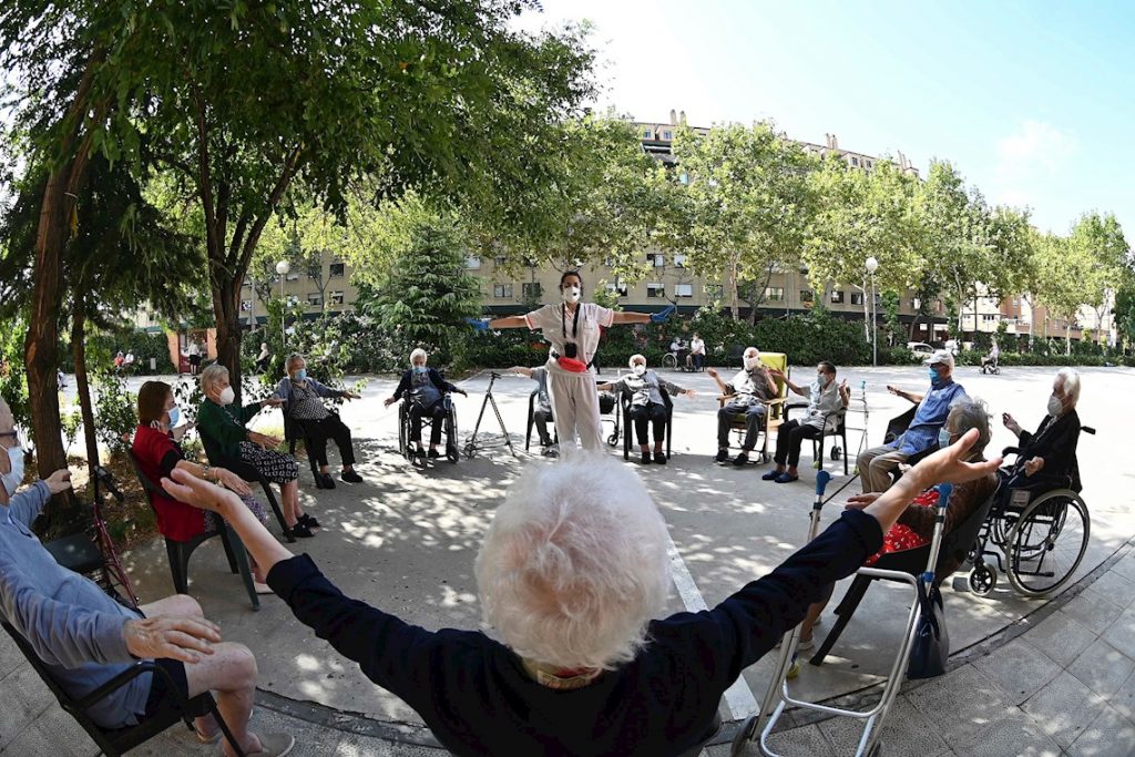 Trabajadores y residentes de un hogar de adultos mayores en Alcalá de Henares, Epaña, se manifiestan públicamente en defensa del sector sociosanitario ante la pandemia de la COVID-19, el martes 15 de septiembre de 2020. Foto: Fernando Villar / EFE.