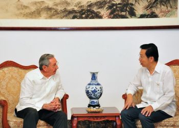 Raúl Castro y el embajador chino en La Habana, Chen Xi. Foto: STR/Xinhua/Archivo.