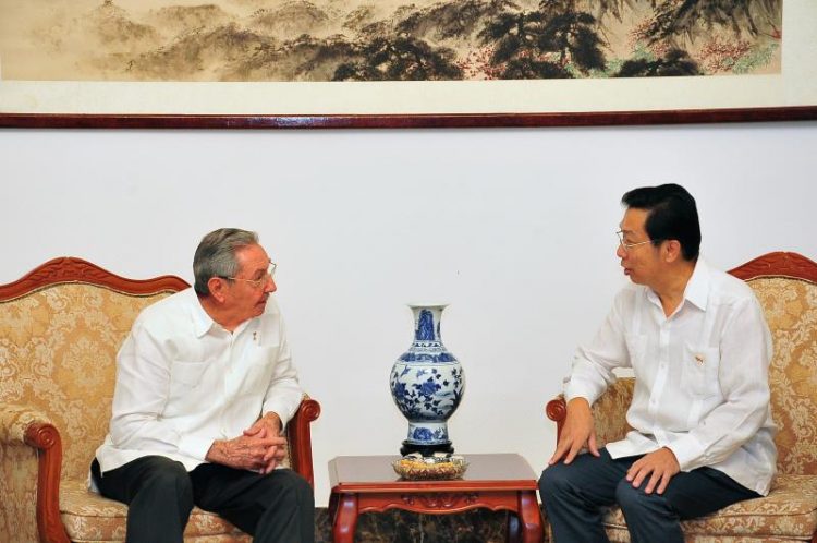 Raúl Castro y el embajador chino en La Habana, Chen Xi. Foto: STR/Xinhua/Archivo.