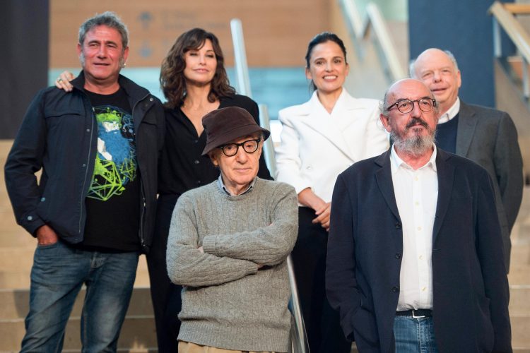 El director estadounidense Woody Allen (izquierda-delante) con actores de su comedia Rifkin’s Festival, encargada de abrir el Festival de Cine de San Sebastián, España, en 2020. Foto: AFP / Nestia.