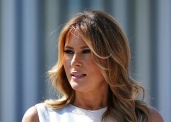 ARCHIVO - E




En esta foto del 24 de agosto de 2020, la primera dama Melania Trump visita una exposición de arte en la Casa Blanca. Foto: J. Scott Applewhite/AP.