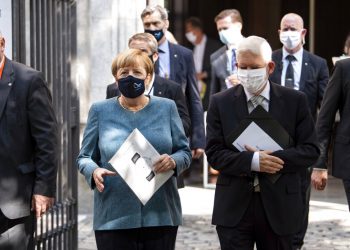 La canciller de Alemania, Angela Merkel, y Josef Schuster, presidente del Concejo Central Judío caminan después de una ceremonia por el 70 aniversario de esa organización en Berlín, Alemania, el martes 15 de septiembre de 2020. Foto: Bernd von Jutrczenka/Pool vía AP.