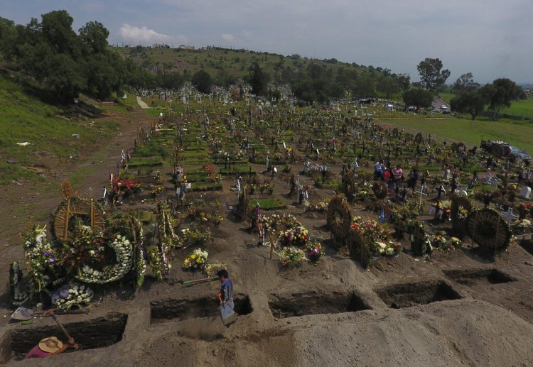 Trabajadores excavan nuevas tumbas en una sección del Cementerio Municipal del Valle de Chalco, en las afueras de la Ciudad de México, que se abrió en los primeros días de la pandemia de coronavirus para dar cabida al incremento en el número de muertos. Foto: Rebecca Blackwell/AP.