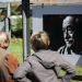 Personas en la muestra fotográfica de homenaje al escritor uruguayo Mario Benedetti, en Montevideo. La muestra inédita de fotografía reflejan a un Mario Benedetti (1920-2009) “íntimo y humano”. Foto: Raúl Martínez/EFE