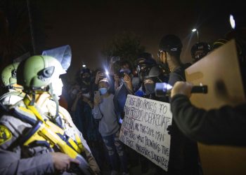 Manifestantes chocan con agentes de la policía de Los Ángeles en protestas tras la muerte de Dijon Kizzee, el lunes 31 de agosto de 2020 en Los Ángeles, California. Foto: Christian Monterrosa/AP.
