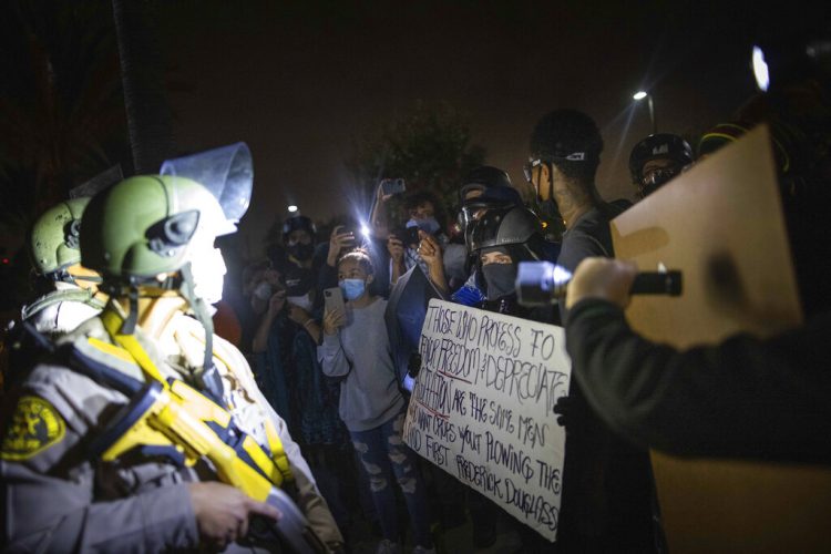 Manifestantes chocan con agentes de la policía de Los Ángeles en protestas tras la muerte de Dijon Kizzee, el lunes 31 de agosto de 2020 en Los Ángeles, California. Foto: Christian Monterrosa/AP.