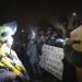 Manifestantes chocan con agentes de la policía de Los Ángeles en protestas tras la muerte de Dijon Kizzee, el lunes 31 de agosto de 2020 en Los Ángeles, California. Foto: Christian Monterrosa/AP.