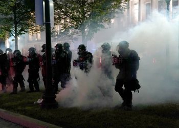 En imagen de archivo del 25 de agosto de 2020, policías antidisturbios desalojan un parque durante los enfrentamientos con manifestantes afuera de la corte del condado Kenosha, en Kenosha, Wisconsin. Foto: AP/David Goldman/Archivo.