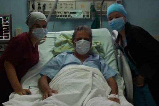 El doctor José Rubiera (c) se recupera tras sufrir un infarto y ser intervenido quirúrgicamente en La Habana. Foto: Cubadebate.