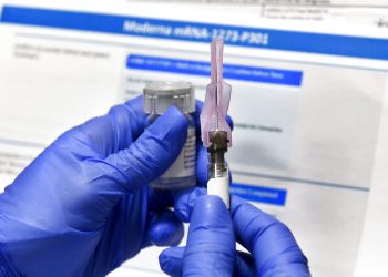 Una enfermera prepara una jeringa como parte del estudio de una potencial vacuna contra el COVID-19, desarrollada por los Institutos Nacionales de la Salud de Estados Unidos y la farmacéutica Moderna Inc., en Binghamton, Nueva York. Foto: Hans Pennink/AP/archivo.