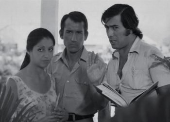 El escritor Mario Vargas Llosa (derecha), durante la adaptación de su novela Pantaleón y las visitadoras, en 1973. Foto: Andina.