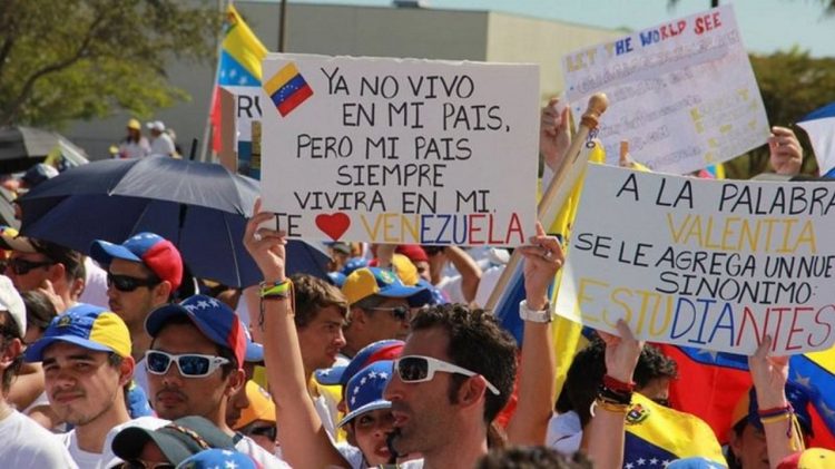 Una multitud de venezolanos desfila en Miami en contra del gobierno de Maduro. | El Venezolano