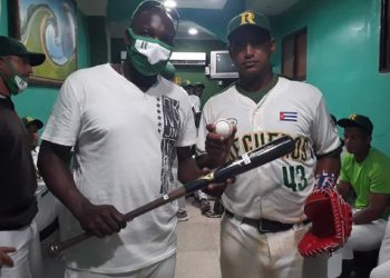 Integrantes del equipo de Pinar del Río muestran implementos donados por el lanzador Liván Moinelo, quien juega en la Liga Japonesa Béisbol con los Halcones de SoftBank. Foto: Agencia Cubana de Noticias.
