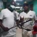 Integrantes del equipo de Pinar del Río muestran implementos donados por el lanzador Liván Moinelo, quien juega en la Liga Japonesa Béisbol con los Halcones de SoftBank. Foto: Agencia Cubana de Noticias.