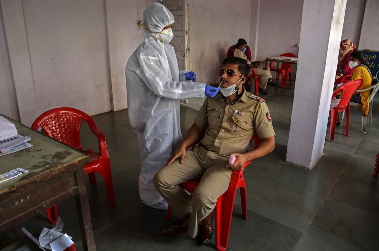 Realización de pruebas de PCR en la India para detectar el coronavirus SARS-CoV-2. Foto: Divyakant Solanki / EFE.