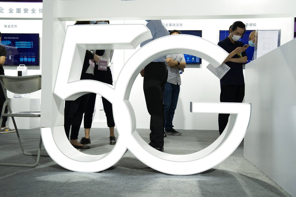 Visitantes pasan junto a un cartel de 5G en una Feria Internacional de Alta Tecnología de Beijing el 17 de septiembre del 2020. Foto: AP/Ng Han Guan/Archivo.