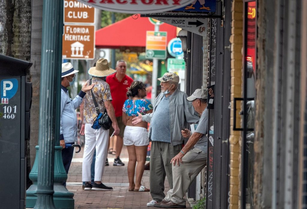 Personas en una calle de Florida, EE.UU., durante la pandemia de coronavirus. Foto: Cristóbal Herrera / EFE / Archivo.