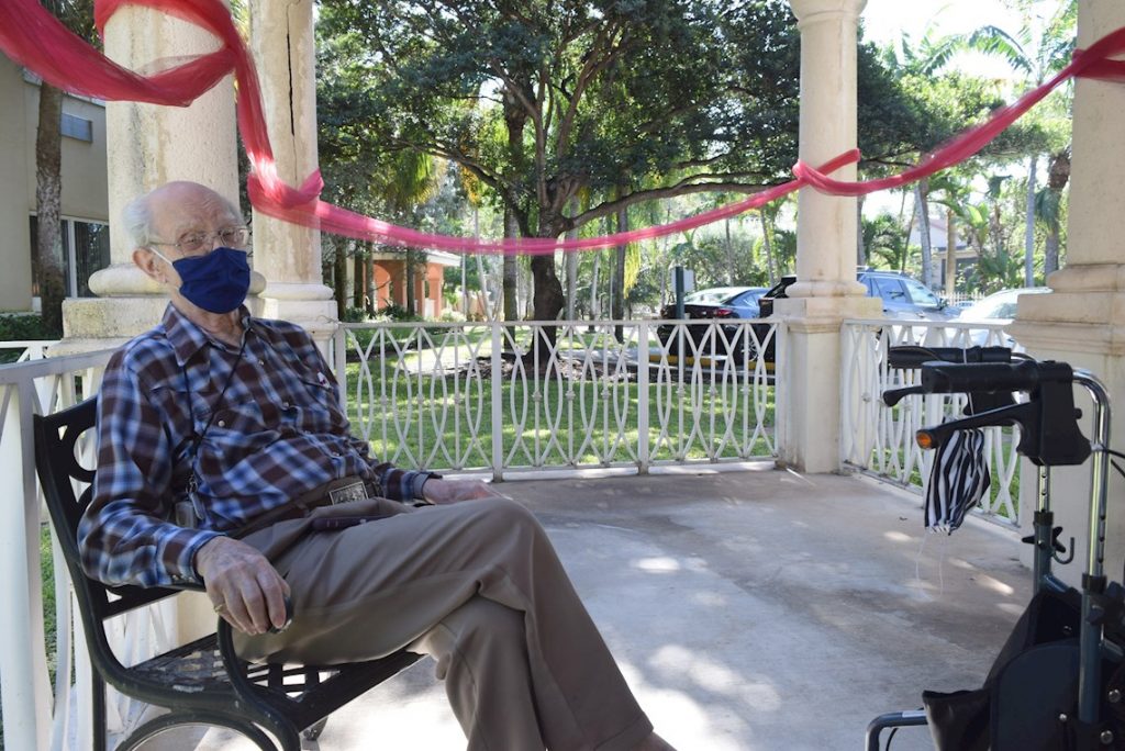El nonagenario estadounidense Leo Scherker durante una entrevista con EFE el 8 de octubre de 2020 en la residencia The Palace Renaissance & Royale en Kendall, Miami, EE.UU. Foto: Jorge I. Pérez / EFE.