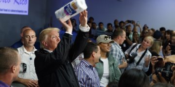 El presidente Donald Trump lanza rollos de papel higiénico a los afectados por el huracán María que devastó Puerto Rico. Foto: AP / Archivo.