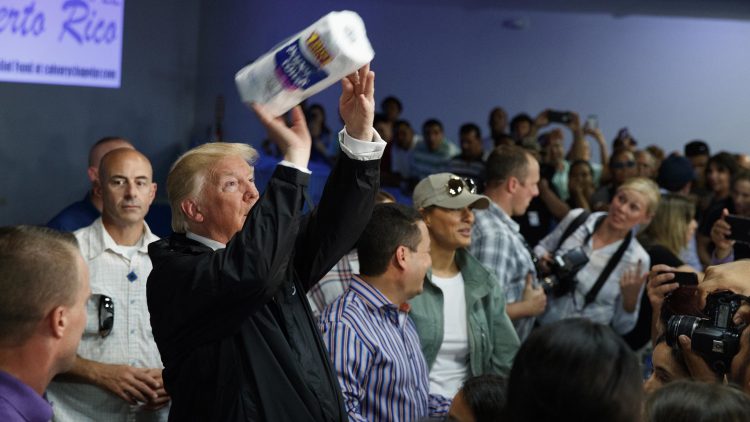 El presidente Donald Trump lanza rollos de papel higiénico a los afectados por el huracán María que devastó Puerto Rico. Foto: AP / Archivo.
