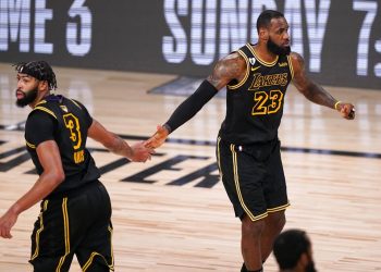 Anthony Davis y LeBron James de los Lakers de Los Ángeles celebran un enceste en el juego 2 de las Finales ante el Heat de Miami el viernes 2 de octubre del 2020. (AP Photo/Mark J. Terrill)