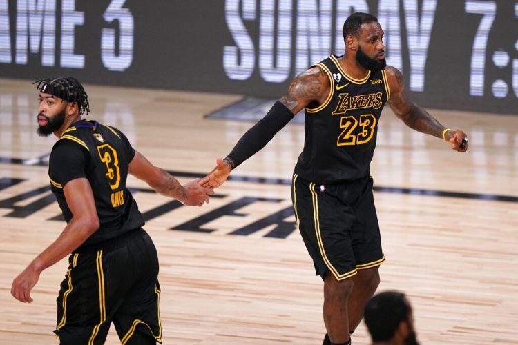 Anthony Davis y LeBron James de los Lakers de Los Ángeles celebran un enceste en el juego 2 de las Finales ante el Heat de Miami el viernes 2 de octubre del 2020. (AP Photo/Mark J. Terrill)