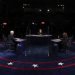 El vicepresidente Mike Pence escucha a la candidata demócrata a la vicepresidencia, la senadora Kamala Harris, durante el debate vicepresidencial del miércoles 7 de octubre de 2020 en la Sala Kingsbury de la Universidad de Utah en Salt Lake City. (Justin Sullivan/Pool via AP)