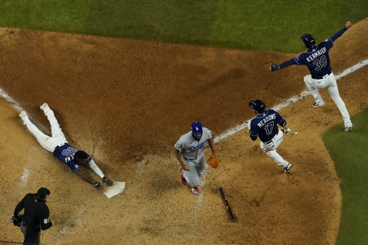 Randy Arozarena, de los Rays de Tampa Bay, anota la carrera del triunfo ante los Dodgers de Los Ángeles en el cuarto juego de la Serie Mundial el sábado 24 de octubre de 2020, en Arlington, Texas. (AP Foto/David J. Phillip)
