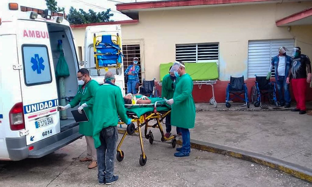 Personal médico y paramédico atiende a heridos en un accidente de tránisto ocurrido en la provincia de Camagüey, el 26 de octubre de 2020. Foto: Yunier Soler Castellanos/Facebook/Archivo.