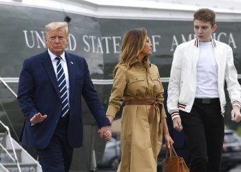 En esta fotografía del 16 de agosto de 2020, el presidente Donald Trump, la primera dama Melania Trump y su hijo, Barron Trump caminan hacia el avión presidencial en el Aeropuerto Municipal de Morristown, Nueva Jersey. Foto: Susan Walsh/AP.