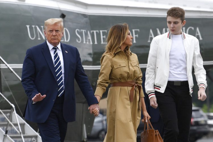 En esta fotografía del 16 de agosto de 2020, el presidente Donald Trump, la primera dama Melania Trump y su hijo, Barron Trump caminan hacia el avión presidencial en el Aeropuerto Municipal de Morristown, Nueva Jersey. Foto: Susan Walsh/AP.