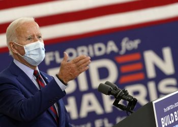 El exvicepresidente Joe Biden, candidato presidencial demócrata, habla en Miami  el lunes 5 de octubre de 2020. Foto: Andrew Harnik/AP.