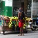 Un vendedor ambulante de productos agrícolas en La Habana, durante la desescalada post COVID-19. Foto: Otmaro Rodríguez.