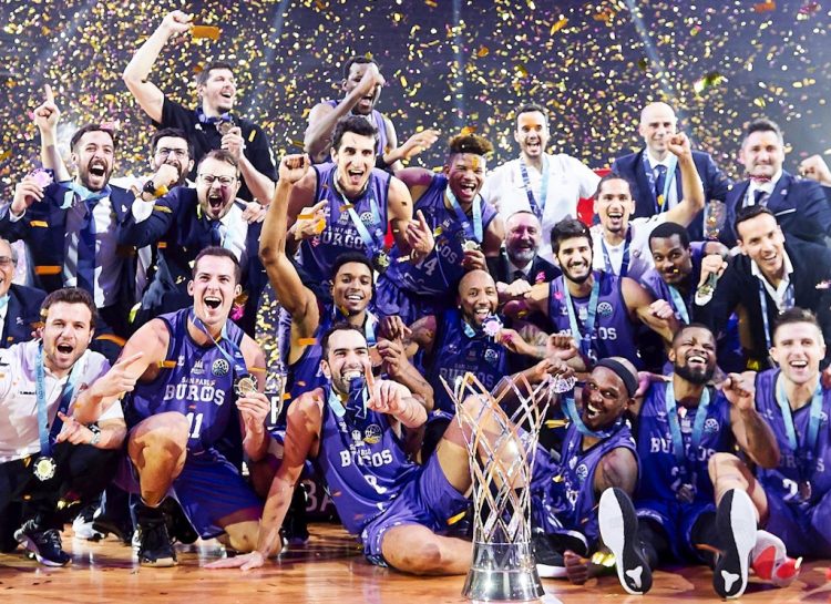 Equipo San Pablo Burgos posa junto al trofeo europeo de baloncesto. Foto: @SanPabloBurgos/Twitter.